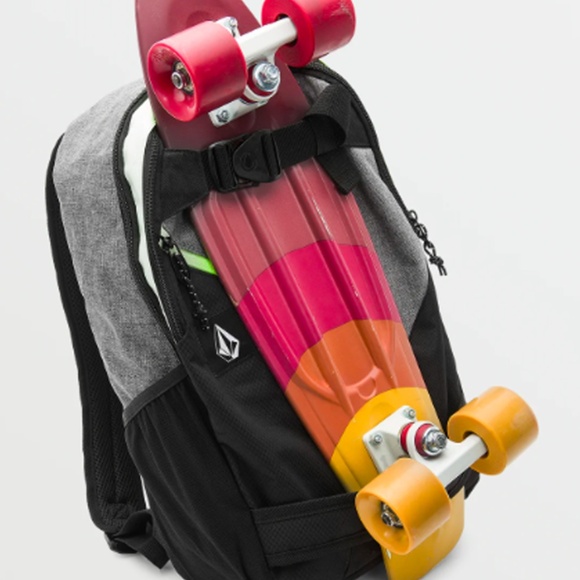 VOLCOM  BACKPACK GREY NWT - Picture 7 of 7